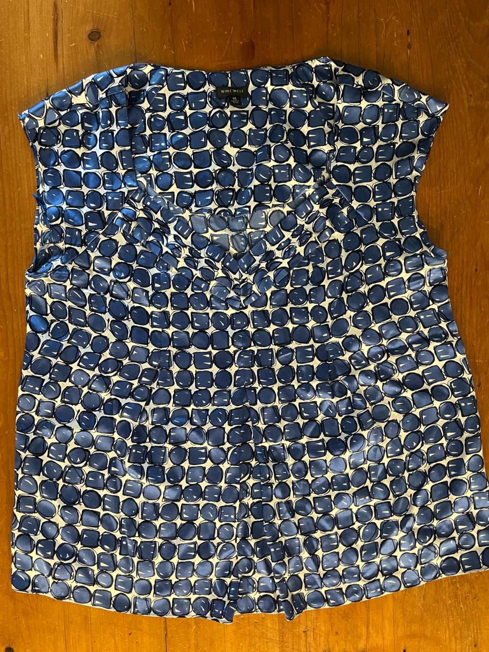 Nine West 100% Silk V-Neck Capped Sleeve Pleated Blue, Black & White Blouse